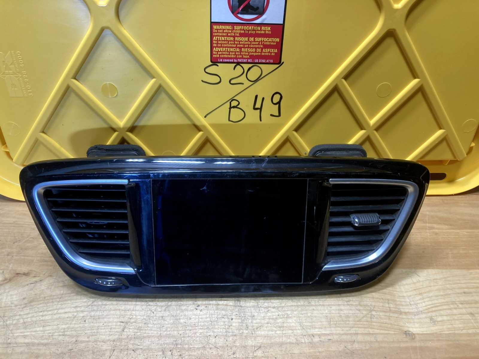 2018-2020 Chrysler Pacifica Radio Information Display Screen Panel 68316174AB