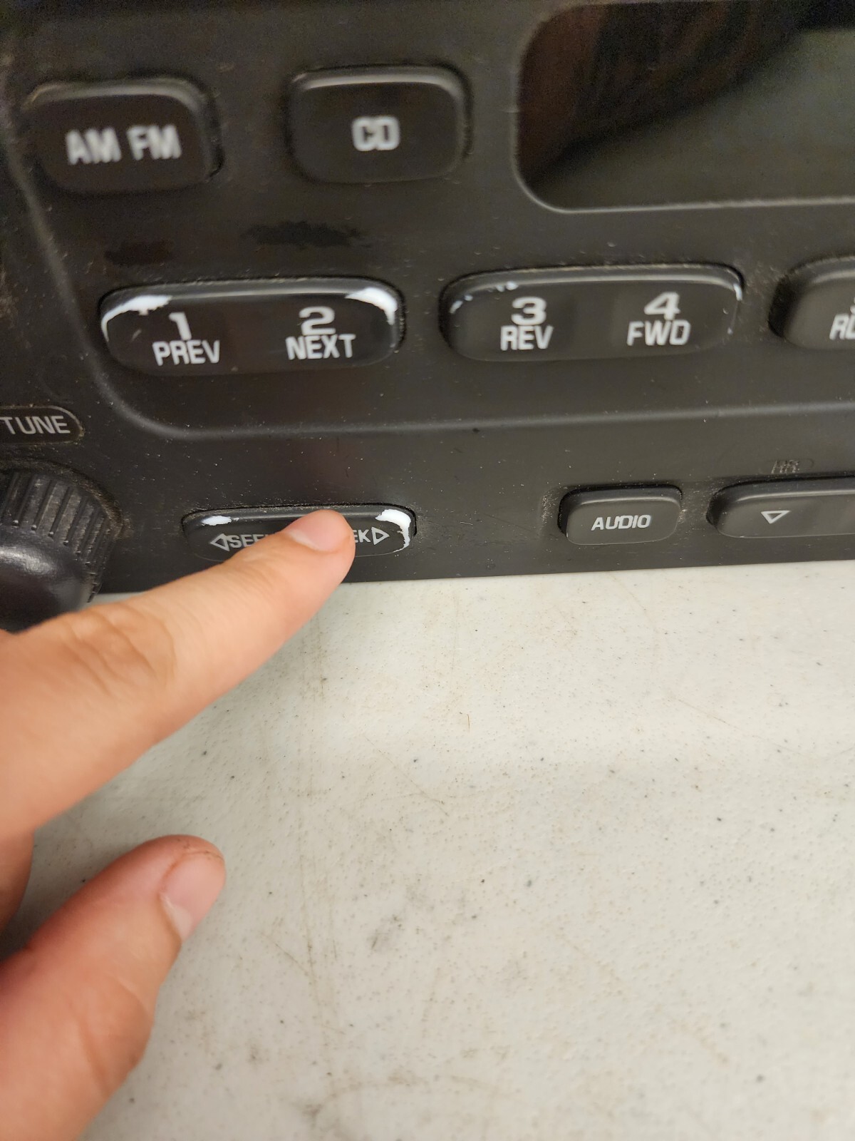 Stereo Radio AM FM CD Player 10315119 Fits 03-05 CHEVROLET CAVALIER B210-107353