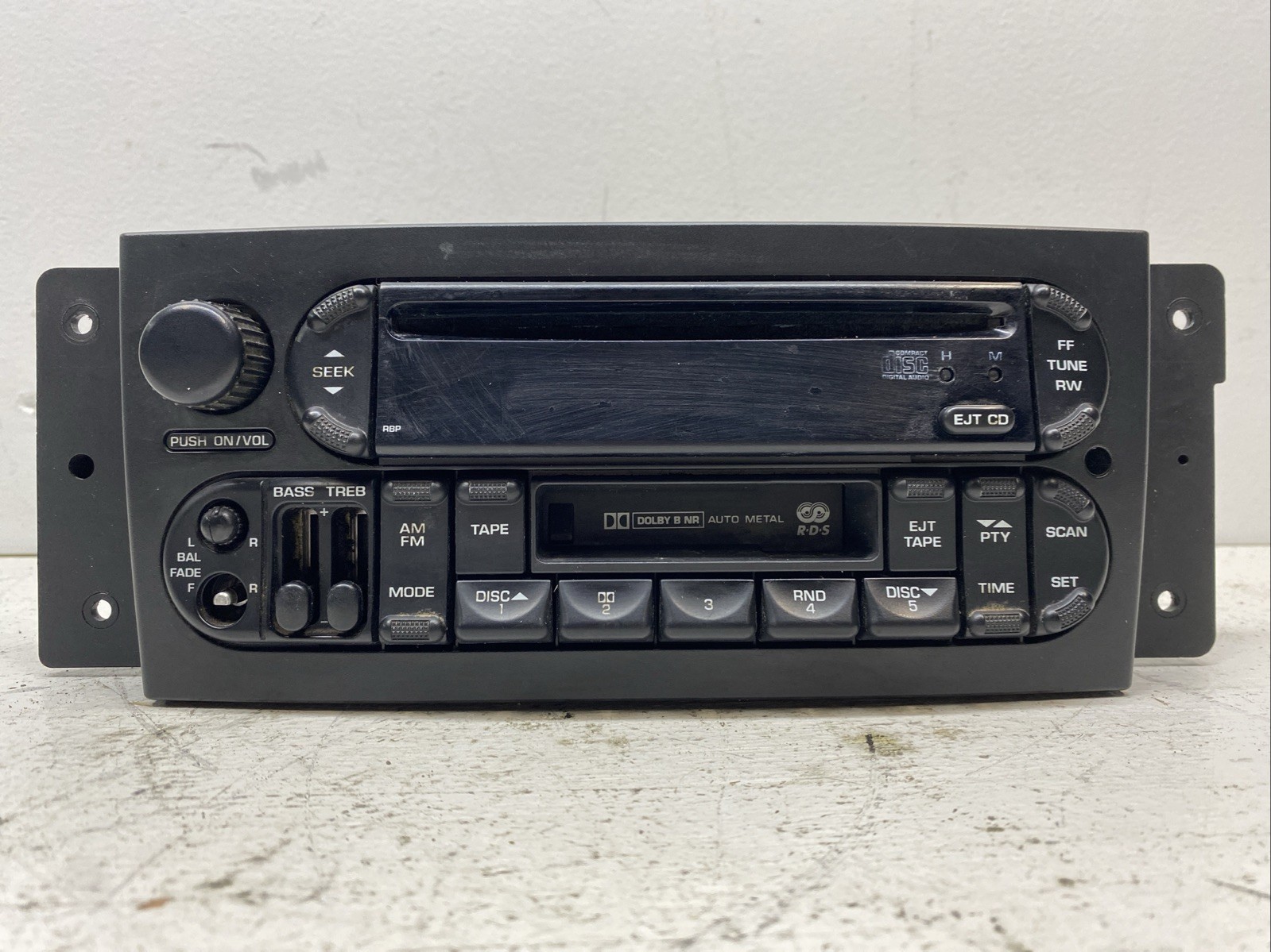 Chrysler Pacifica / 2006 / Radio CD player head unit / P05082467AC