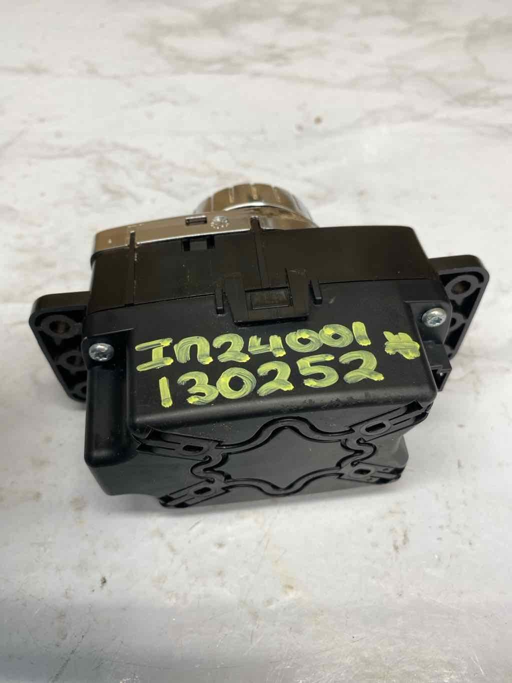 Mercedes CLA250 radio am fm 16 19 center console controller knob OEM 2469009815