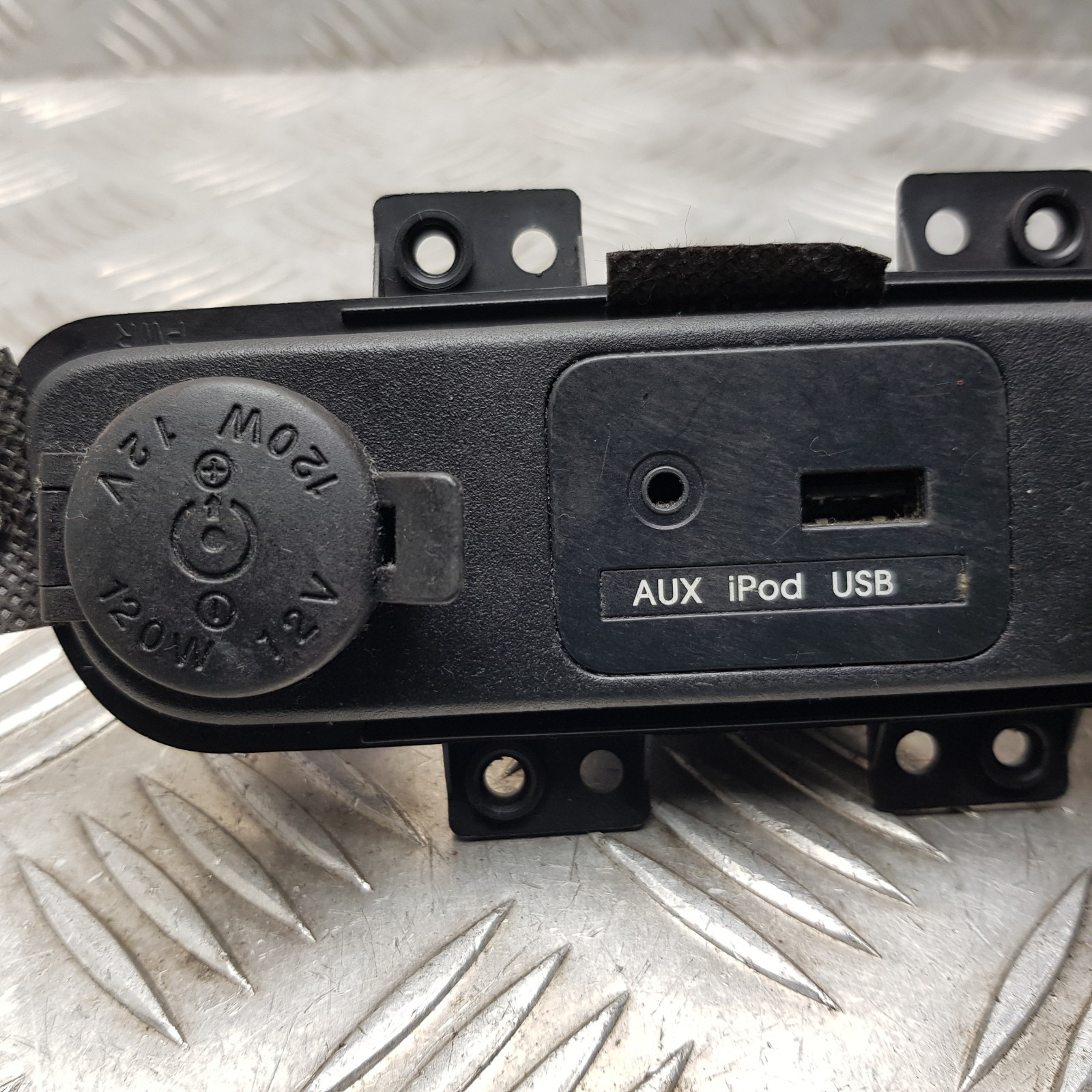 2013 KIA SPORTAGE MK3 USB AUX IN 12 V POWER PORT SOCKET