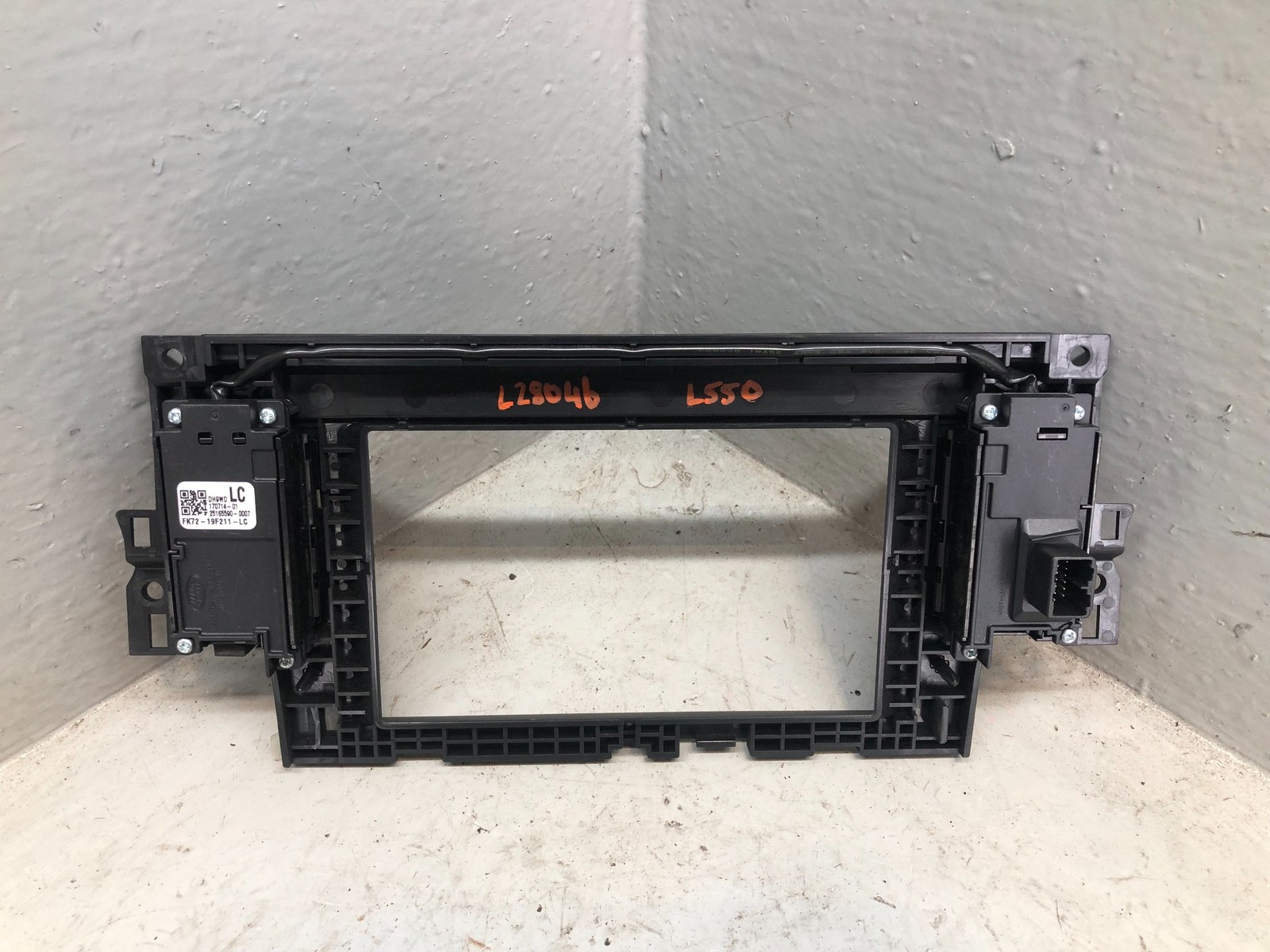 Discovery Sport Screen Surround Dashboard Switch FK72-19F211-LC L550 Land Rover