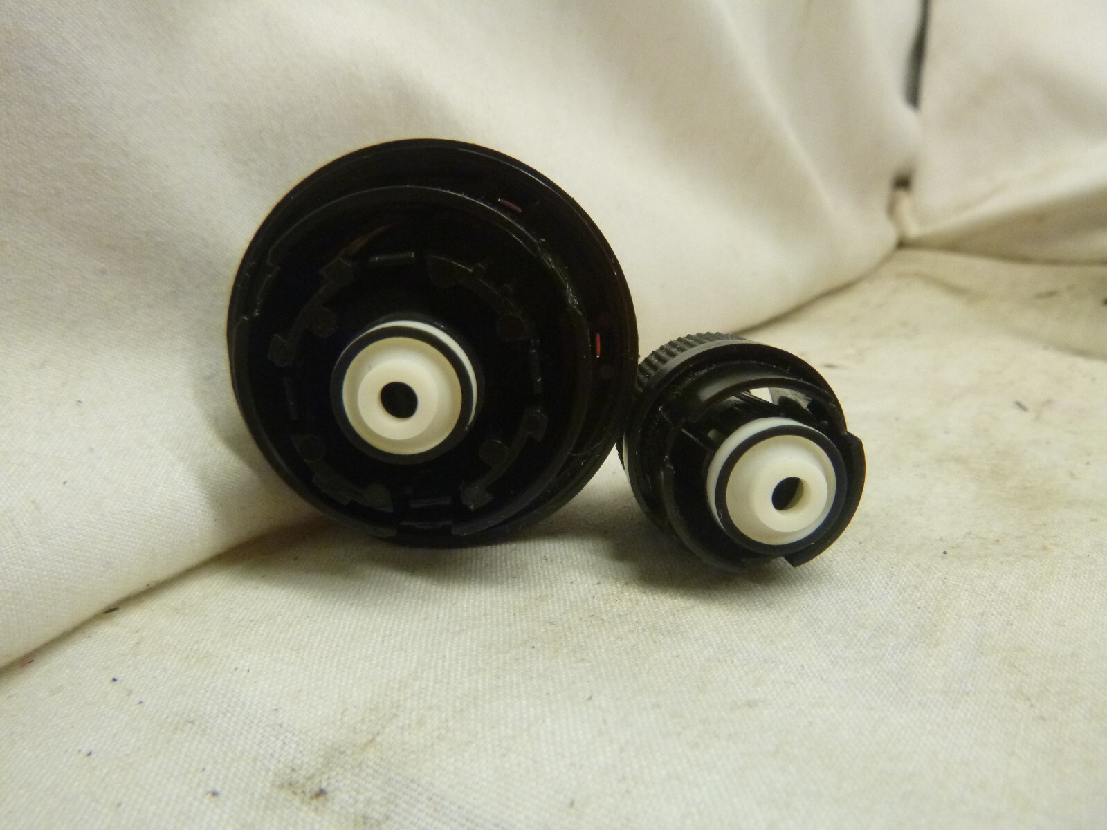 09 10 Chevrolet Cobalt Am Fm Radio Cd Knob Set 25834576 SPQ05
