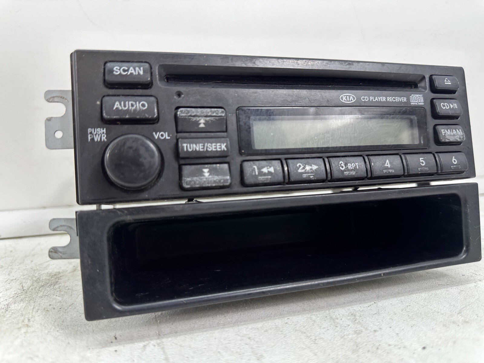 03-05 Kia Rio Radio Audio Equip. Sed AM-FM-Stereo-CD OEM# 96160-FD110
