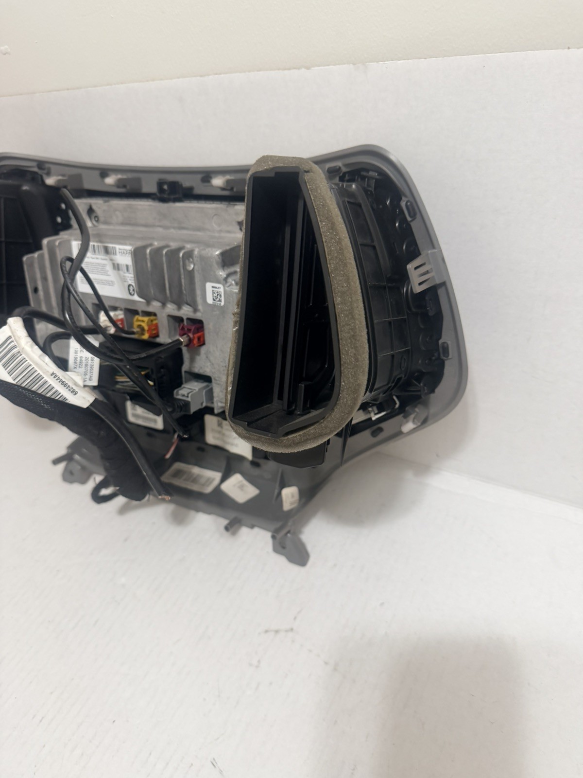 2013 – 2017 JEEP CHEROKEE GPS VP4 NA 8.4 NAVIGATION RADIO BEZEL 68270661