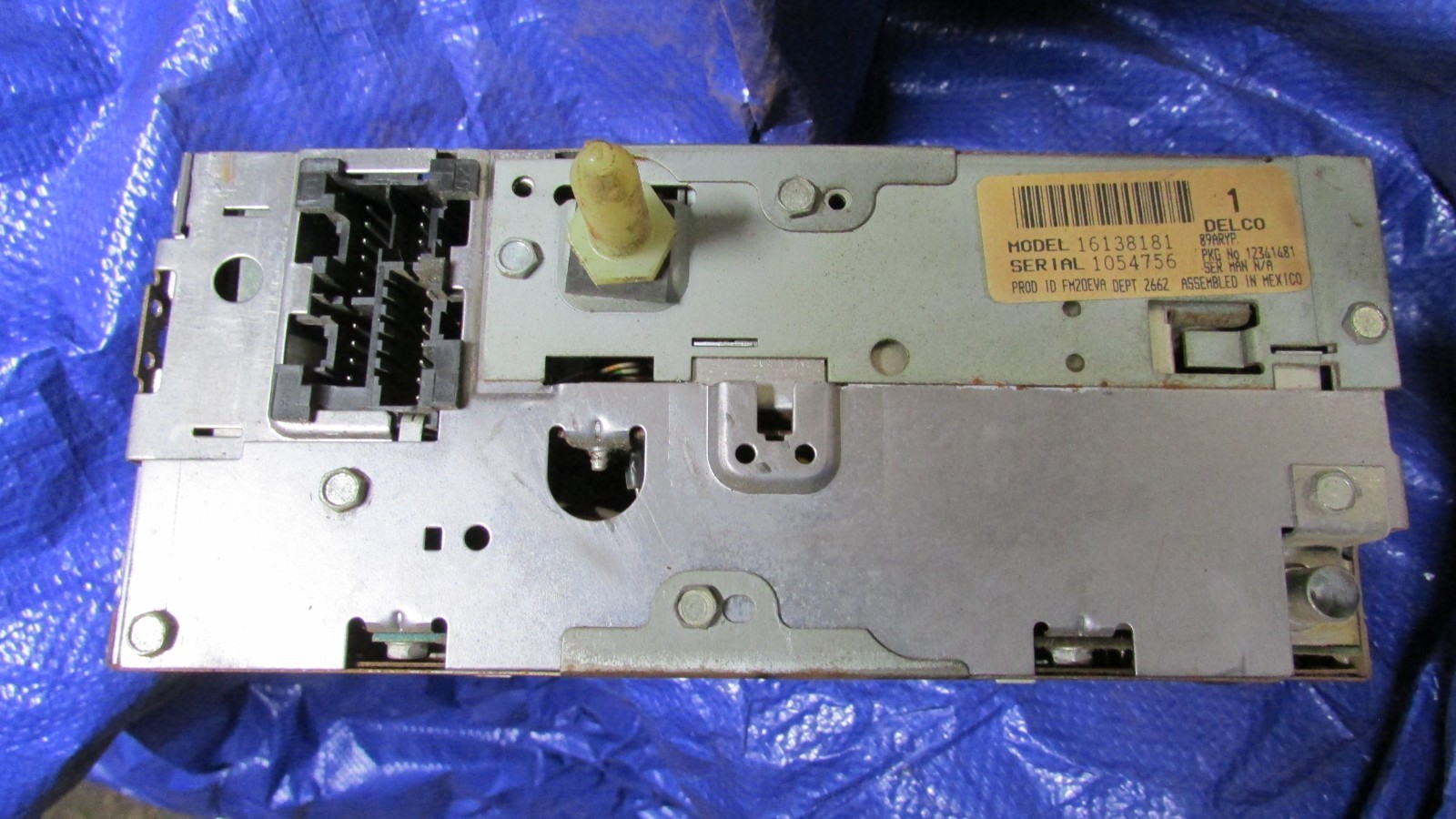 1990-1992 Camaro Z28 RS Yellow Print Delco AM FM Radio CASSETTE Player GM OEM