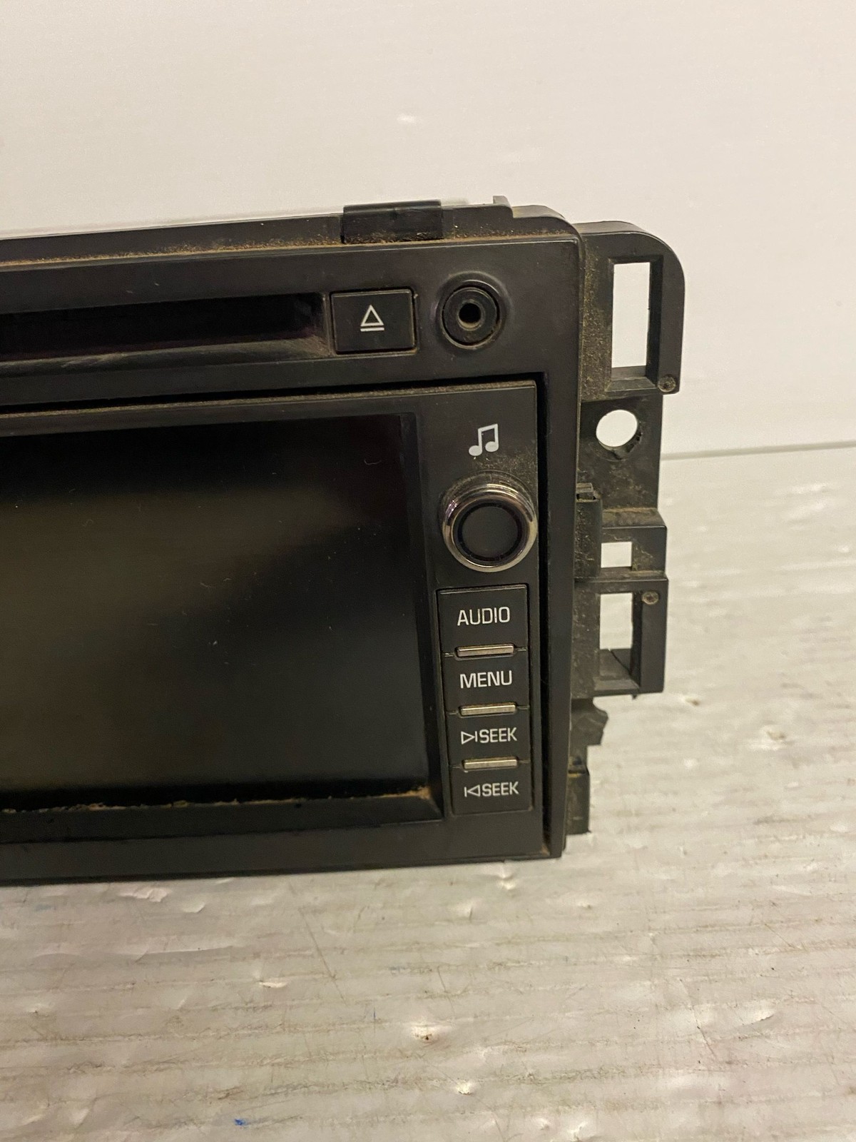 2007 GMC YUKON XL Radio Receiver CD Player PN15882767 1 bracket broken see photo