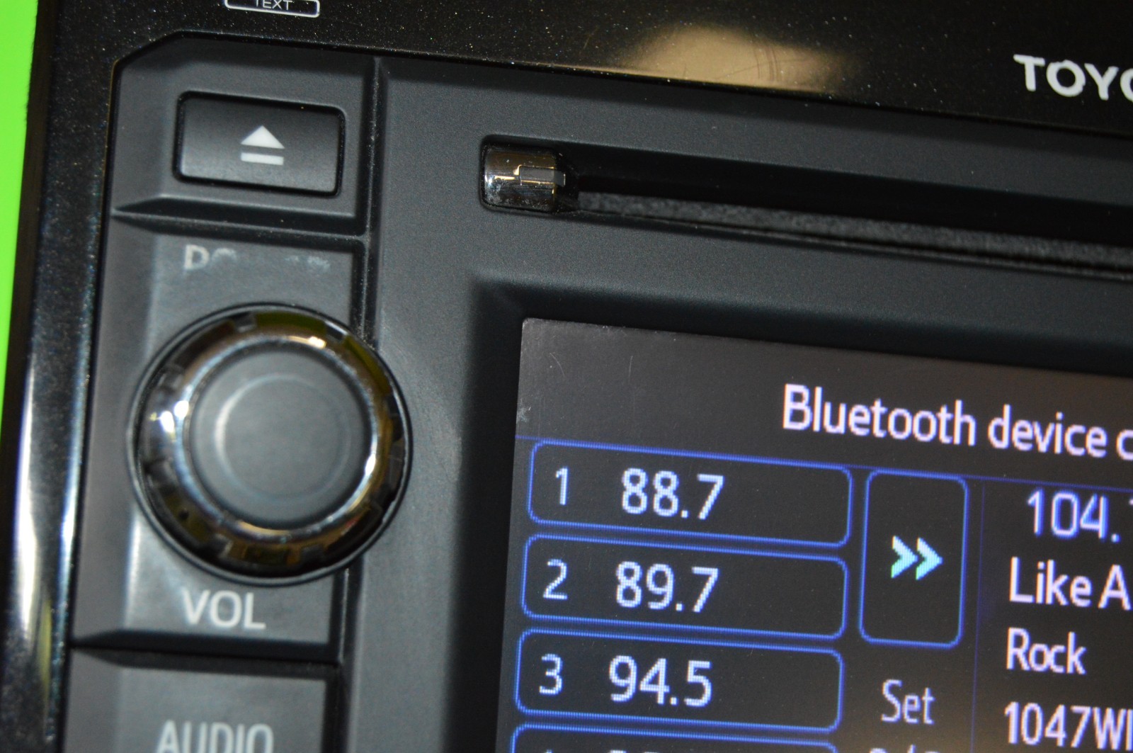 12 13 Toyota Tacoma OEM 57053 touchscreen Bluetooth CD player radio 86140-04080