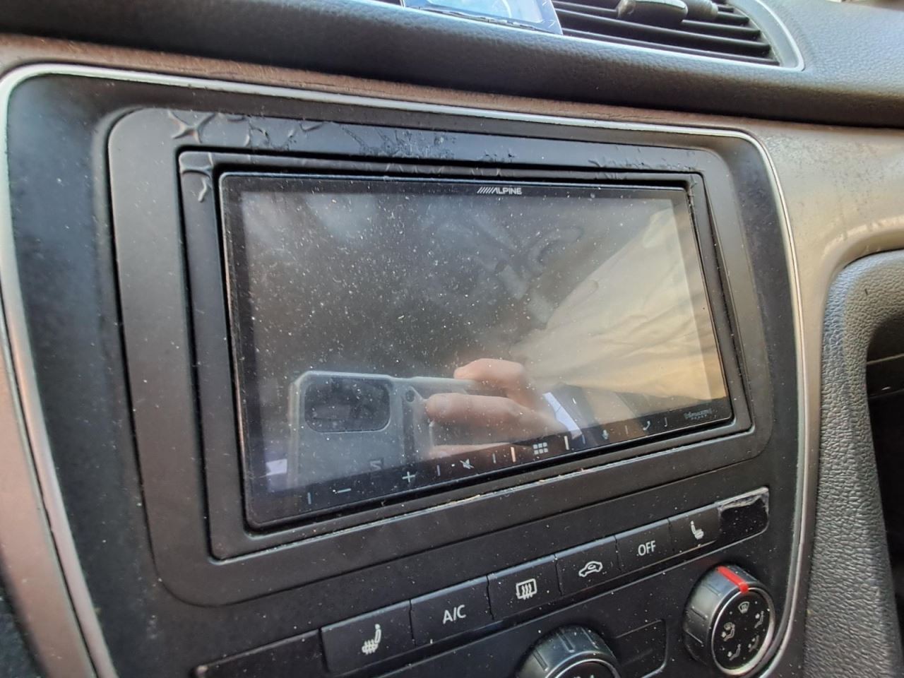 2015 Volkswagen Passat Radio Receiver OEM 638-72107 Used Anti-Theft Code Needed