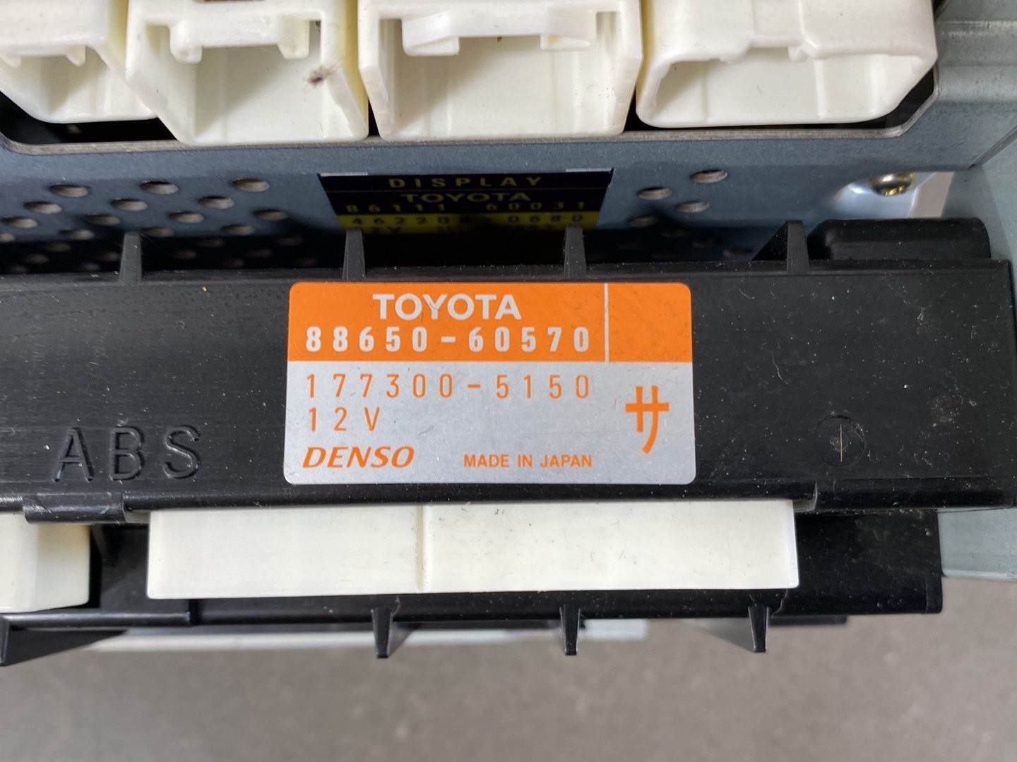 2001-2002 Lexus LX470 Navigation Multi Display Cassette Radio 8611160011 OEM