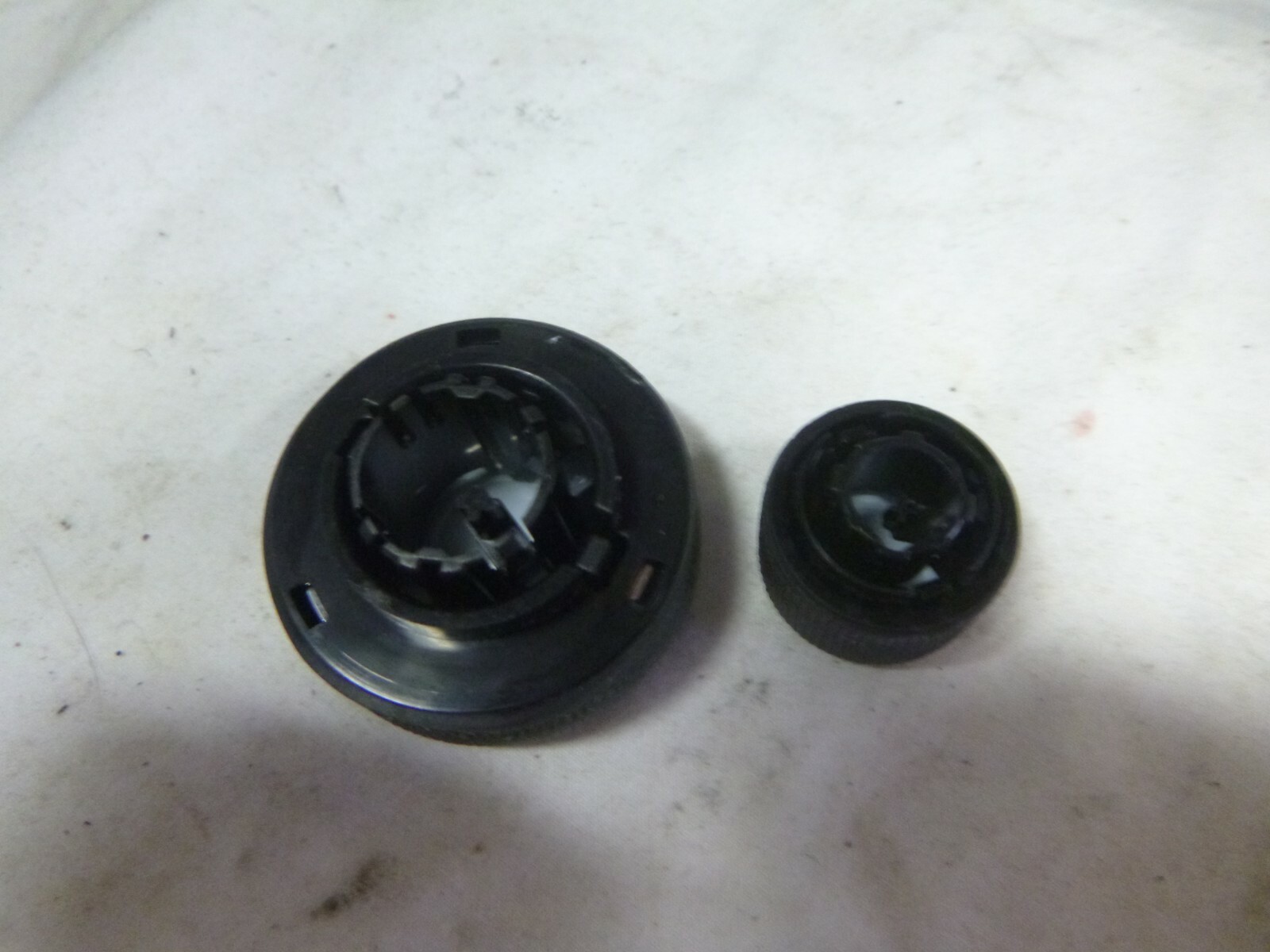 06 07 Saturn Ion Vue Radio Cd Knob Set 15850680 BGS30