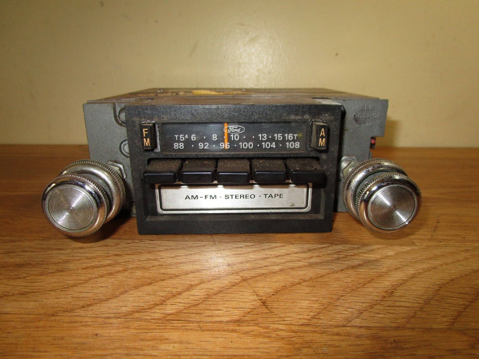 Vintage Ford Am Fm 8 Track Car Radio Model 8212