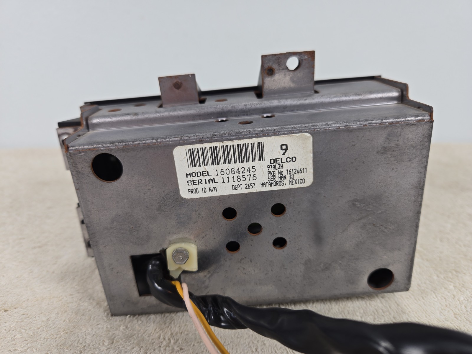 88-94 GMC Chevy Pickup Truck Suburban OBS Radio Stereo Delco Audio 16084245 OEM