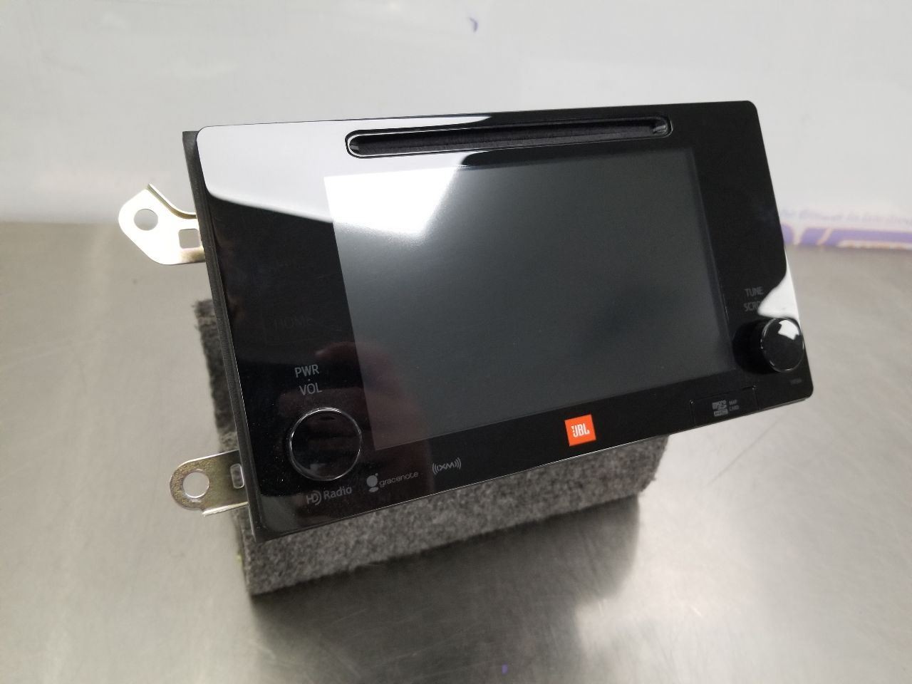 19 TOYOTA TACOMA LIMITED RADIO DISPLAY AND RECEIVER ID 510366 ON FACE 8610004173