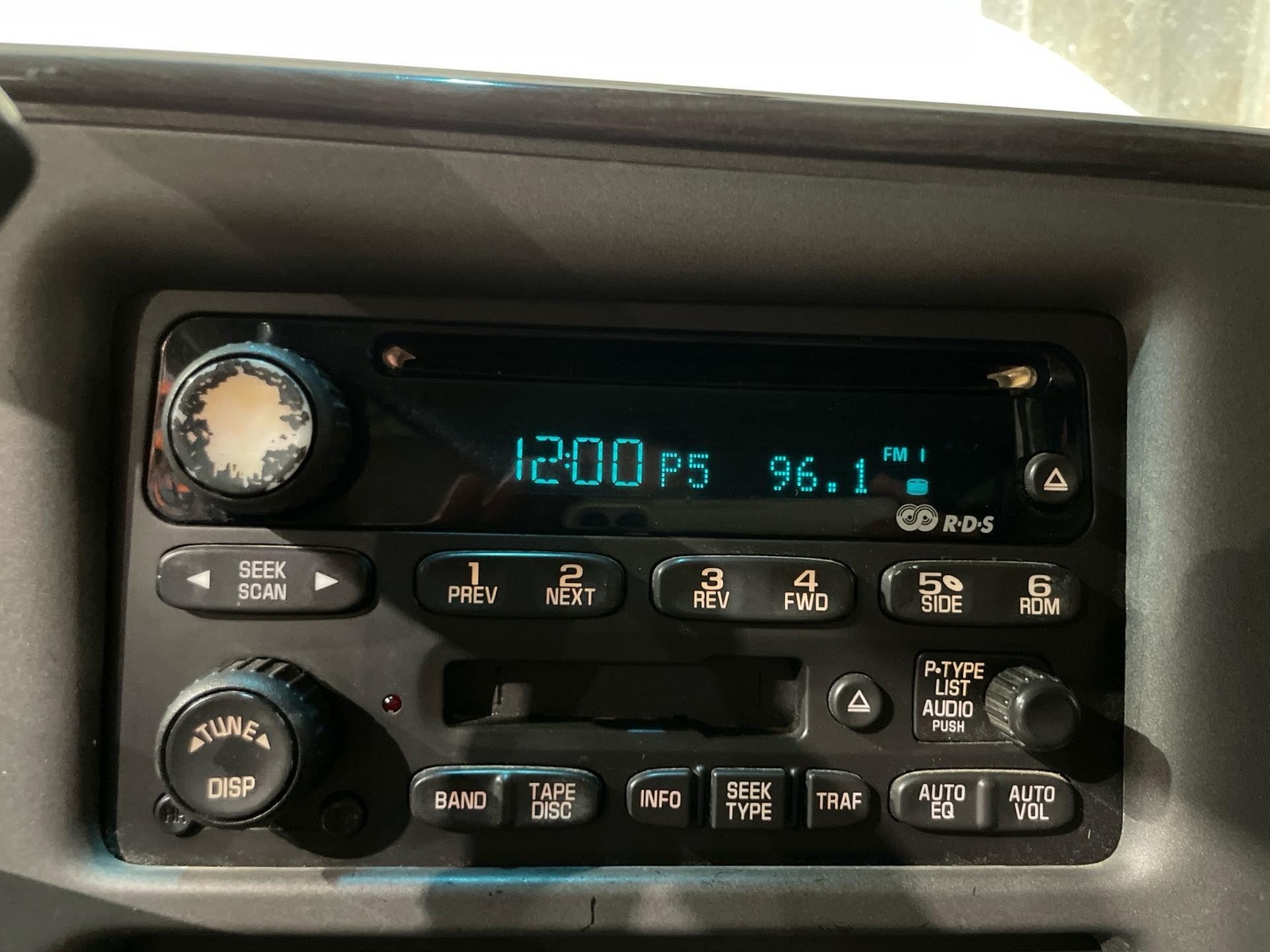 03-05 GMC Yukon XL1500 AM FM Cassette CD Stereo Receiver 15198701*(Worn Buttons)