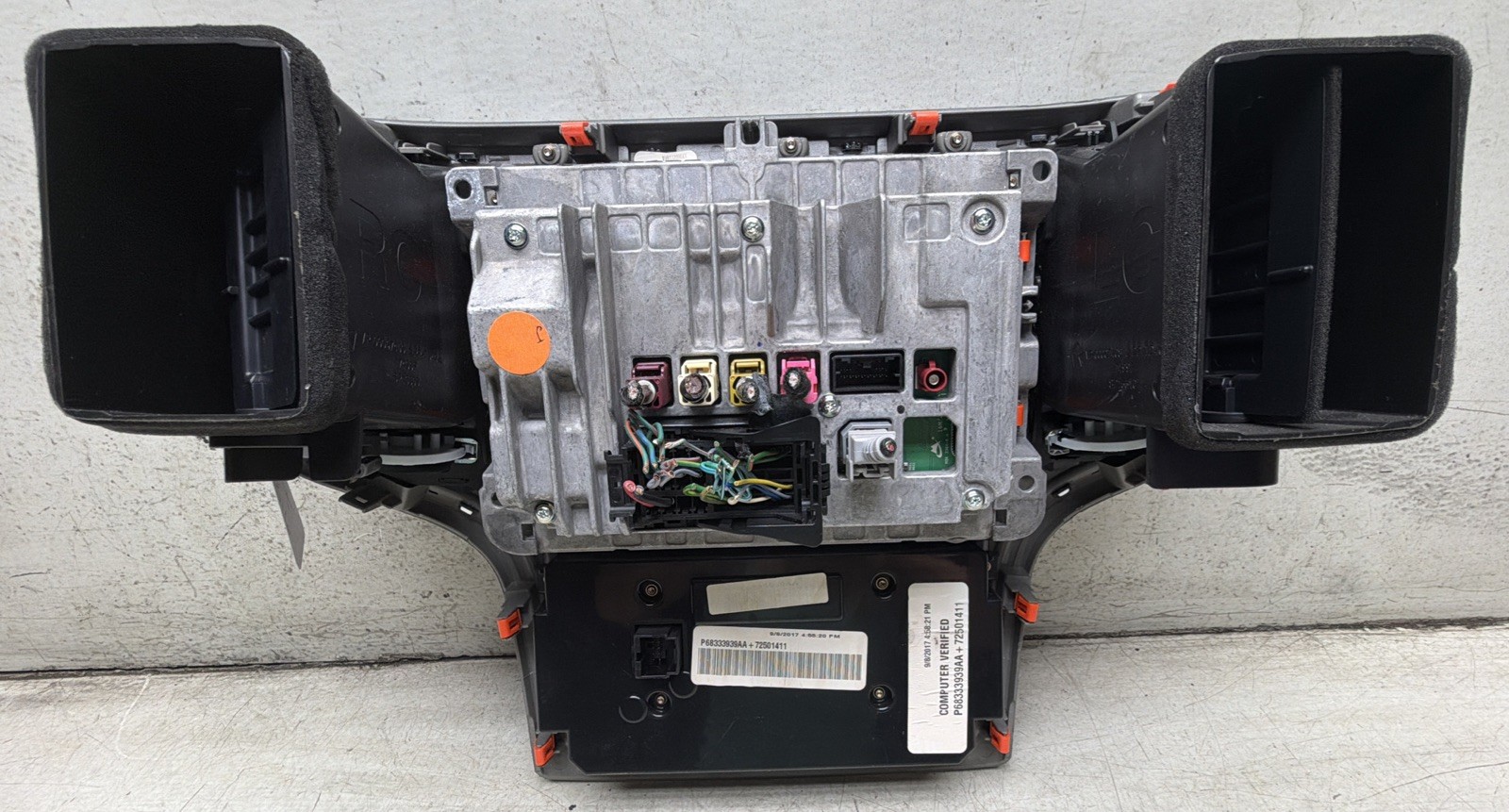 *14-18 JEEP GRAND CHEROKEE VP4 Media Radio Ctr. w/LCD SCREEN 68306656AM OEM L316