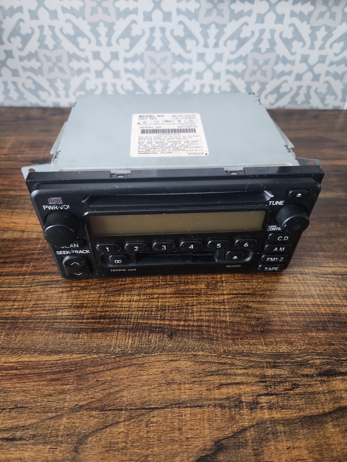 2001: Toyota RAV4 – AM/FM Radio Receiver CD Player Cassette – A56818 86120-42040