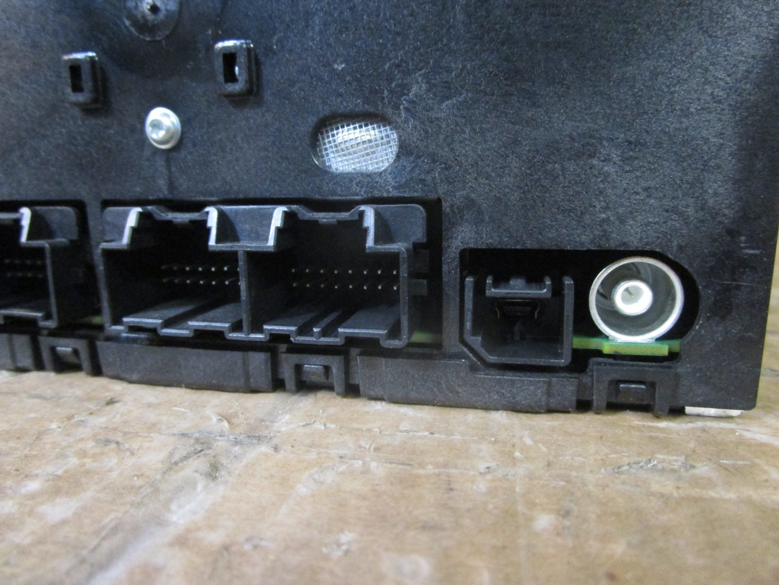 13 14 GMC Acadia Radio Stereo CD Player Receiver Display Screen 23193681