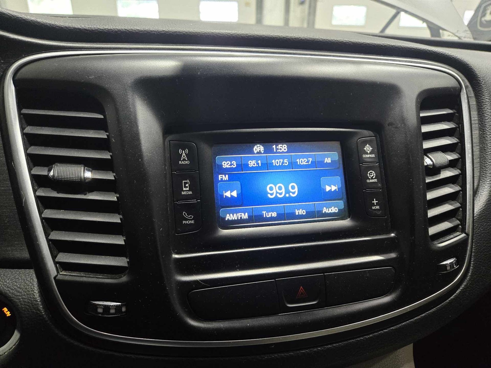 2016 CHRYSLER 200 RADIO/RECEIVER *TESTED WORKS* 5″ W/O SATELLITE OEM 68237070AD