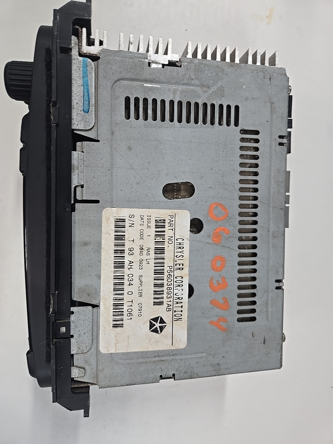 2000-2001 DODGE DAKOTA RADIO CASSETTE TAPE PLAYER P56038931AB OEM