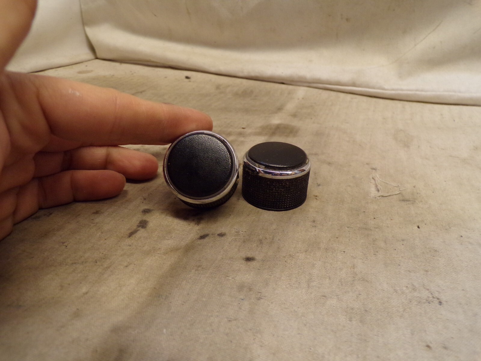 08-10 Dodge Avenger Durango Sebring Radio Cd Knob Set P05091115AC RES SBR36