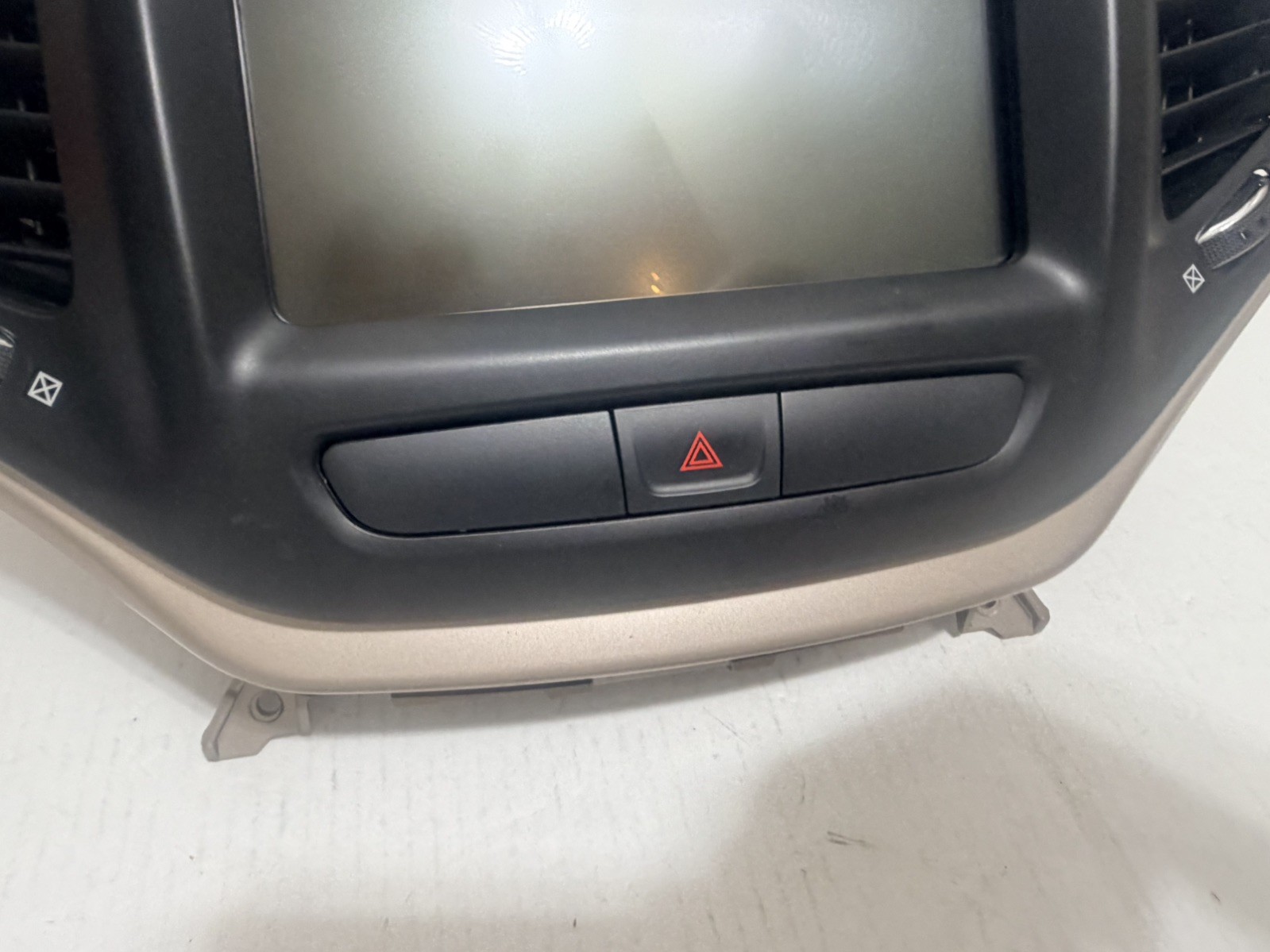 2013 – 2017 JEEP CHEROKEE GPS VP4 NA 8.4 NAVIGATION RADIO BEZEL 68270661