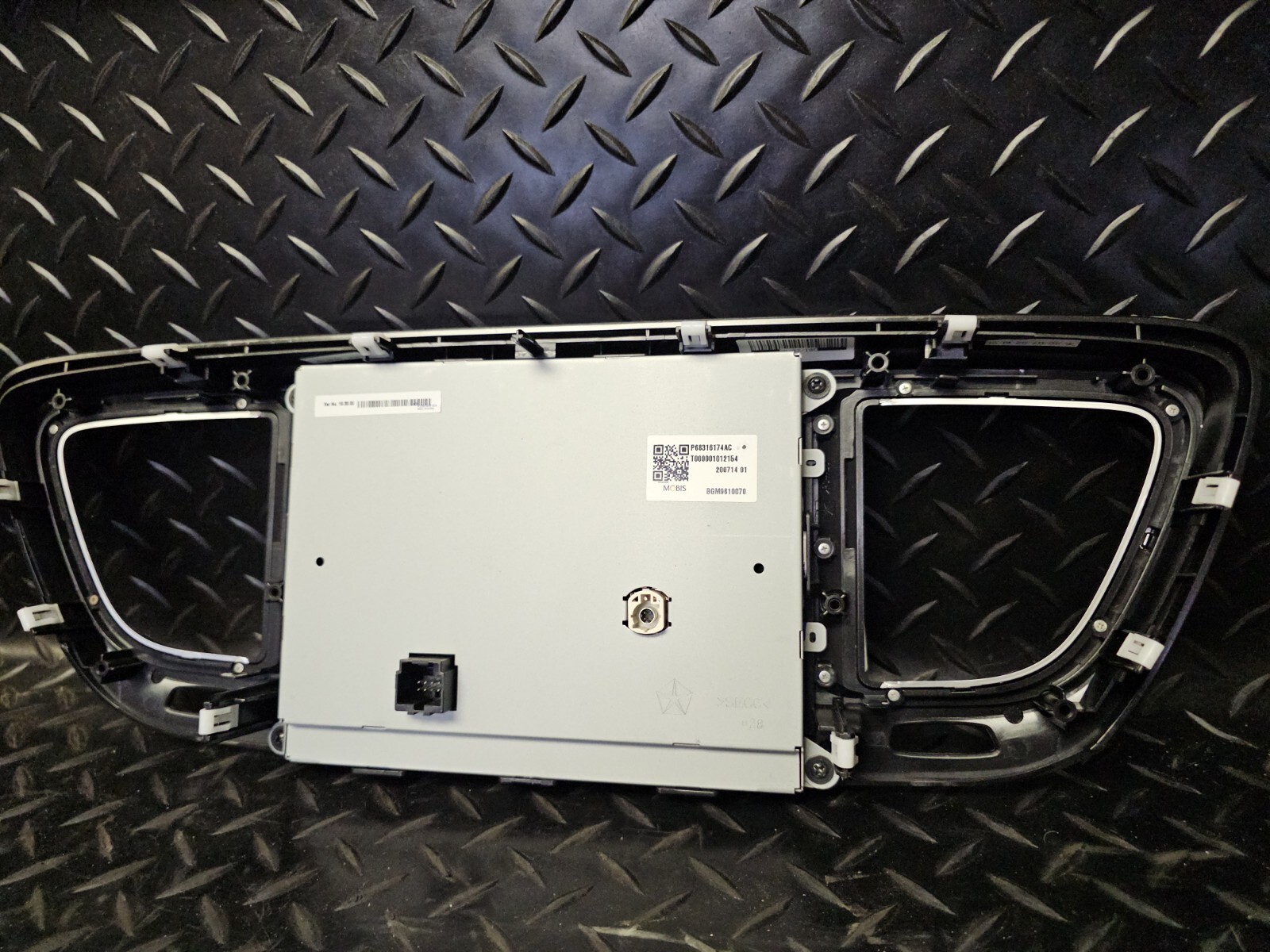 2018-2020 Chrysler Center Display 68316174AC